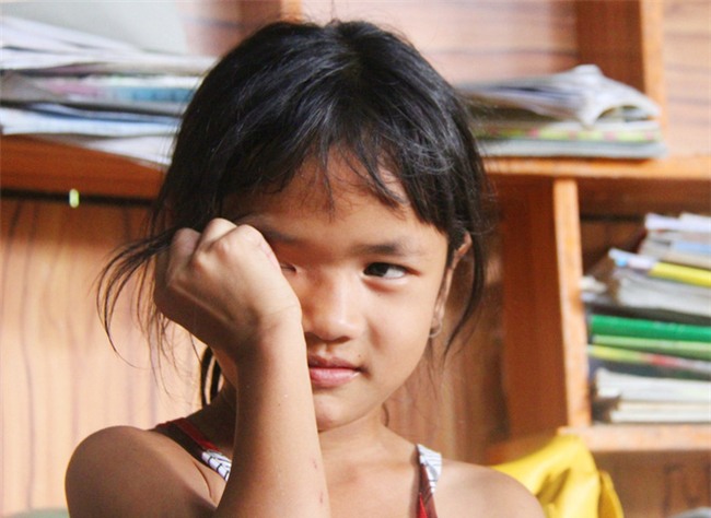 Bố mẹ bỏ rơi, 3 bé gái đi bán vé số mỗi ngày với ước mơ được tiếp tục đến trường - Ảnh 14.