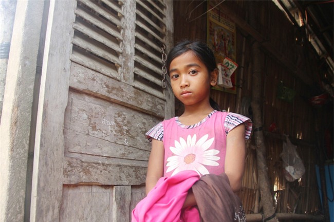 Bố mẹ bỏ rơi, 3 bé gái đi bán vé số mỗi ngày với ước mơ được tiếp tục đến trường - Ảnh 15.