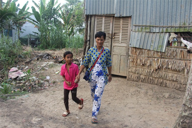 Bố mẹ bỏ rơi, 3 bé gái đi bán vé số mỗi ngày với ước mơ được tiếp tục đến trường - Ảnh 16.