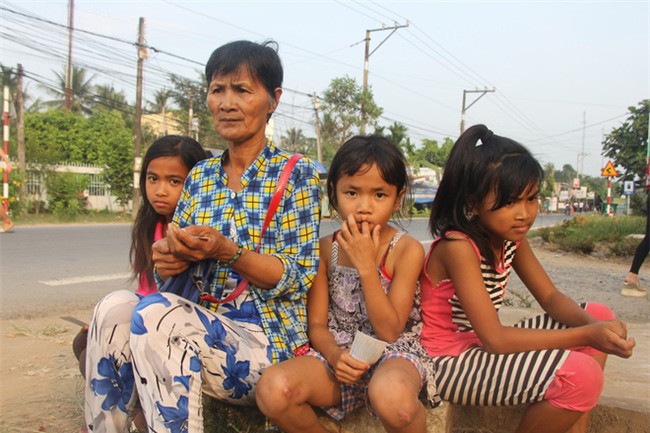Bố mẹ bỏ rơi, 3 bé gái đi bán vé số mỗi ngày với ước mơ được tiếp tục đến trường - Ảnh 17.