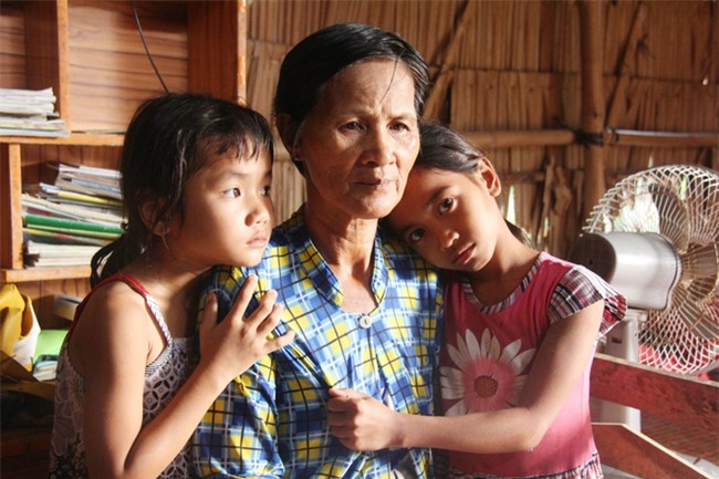 Bố mẹ bỏ rơi, 3 bé gái đi bán vé số mỗi ngày với ước mơ được tiếp tục đến trường - Ảnh 2.