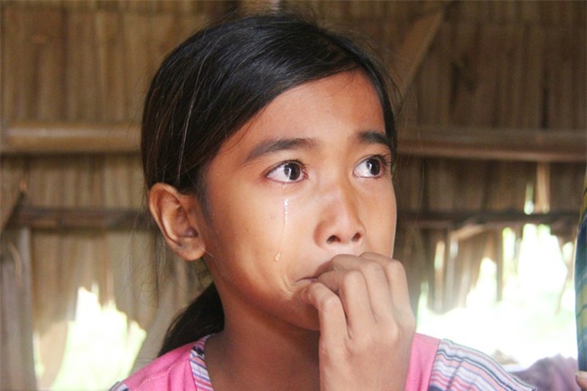 Bố mẹ bỏ rơi, 3 bé gái đi bán vé số mỗi ngày với ước mơ được tiếp tục đến trường - Ảnh 3.