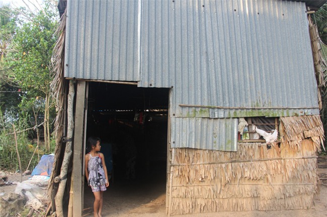 Bố mẹ bỏ rơi, 3 bé gái đi bán vé số mỗi ngày với ước mơ được tiếp tục đến trường - Ảnh 4.