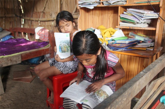 Bố mẹ bỏ rơi, 3 bé gái đi bán vé số mỗi ngày với ước mơ được tiếp tục đến trường - Ảnh 5.