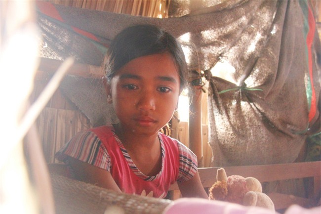 Bố mẹ bỏ rơi, 3 bé gái đi bán vé số mỗi ngày với ước mơ được tiếp tục đến trường - Ảnh 6.