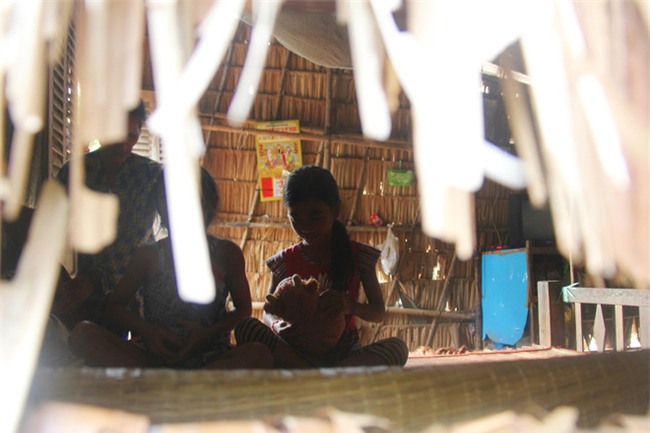 Bố mẹ bỏ rơi, 3 bé gái đi bán vé số mỗi ngày với ước mơ được tiếp tục đến trường - Ảnh 7.