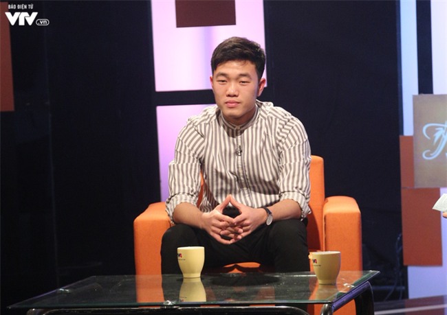 luong xuan truong u23 dep nhu trai han tren show tieng anh cua vtv hinh anh 1