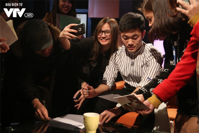 luong xuan truong u23 dep nhu trai han tren show tieng anh cua vtv hinh anh 5