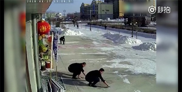 Ông lão làm rơi 18 triệu đồng tung tóe trên đường, hành động của 4 thanh niên đi qua khiến người dân cảm phục - Ảnh 3.