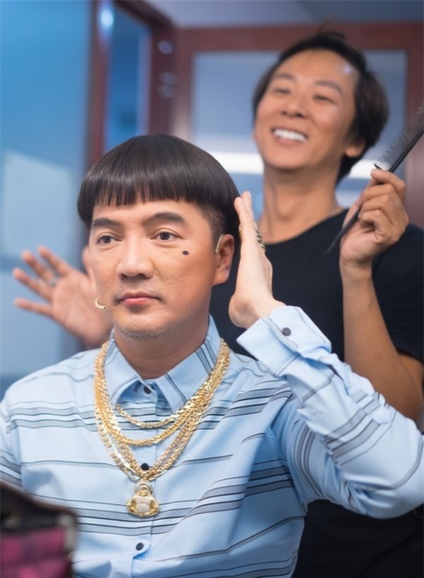 Đàm Vĩnh Hưng chơi trội đeo vàng thật đầy người trong Táo Quân 2018-1