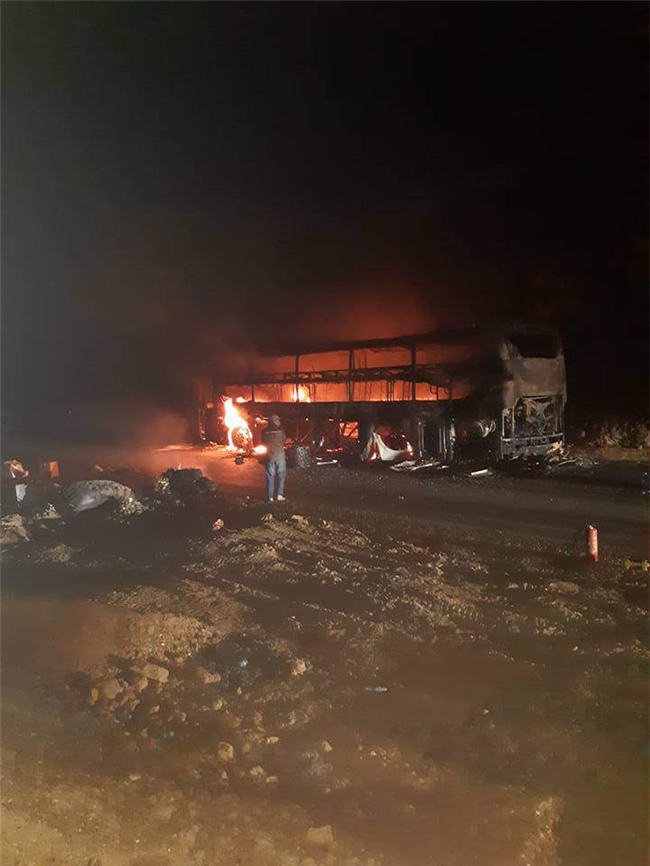 xe giuong nam boc chay du doi trong dem, gan 40 hanh khach keu gao - 1