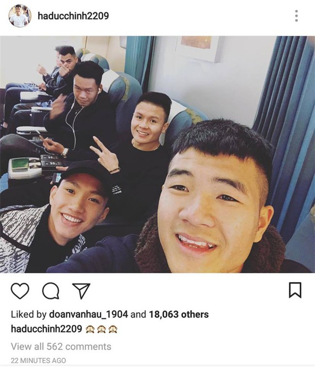 Các tuyển thủ U23 đua nhau check-in siêu dễ thương trước chuyến bay vào Sài Gòn dự lễ mừng công - Ảnh 1.