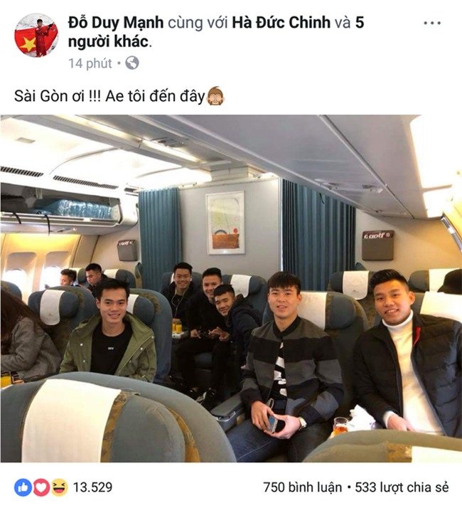 Các tuyển thủ U23 đua nhau check-in siêu dễ thương trước chuyến bay vào Sài Gòn dự lễ mừng công - Ảnh 2.