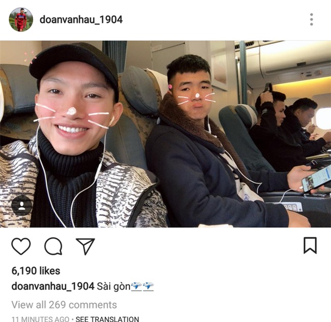 Các tuyển thủ U23 đua nhau check-in siêu dễ thương trước chuyến bay vào Sài Gòn dự lễ mừng công - Ảnh 3.