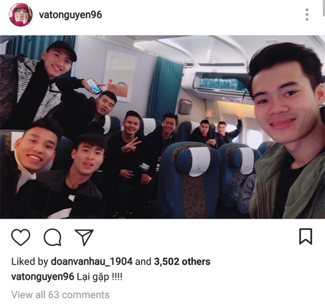 Các tuyển thủ U23 đua nhau check-in siêu dễ thương trước chuyến bay vào Sài Gòn dự lễ mừng công - Ảnh 4.