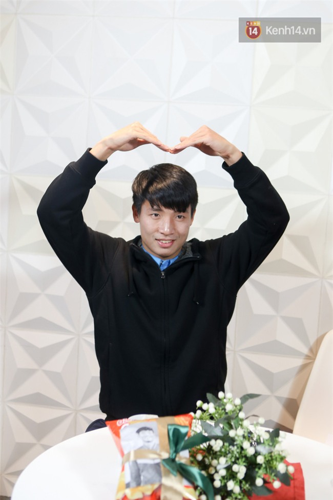 Bùi Tiến Dũng 8 múi chưa có bạn gái, nhưng lại thích nắm tay người khác và biết thả tim cực dễ thương! - Ảnh 2.