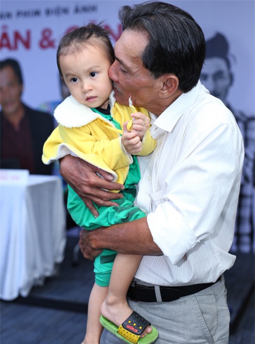 Ở tuổi ngoài 60, tài tử nức tiếng một thời Thương Tín chật vật kiếm sống nuôi vợ con