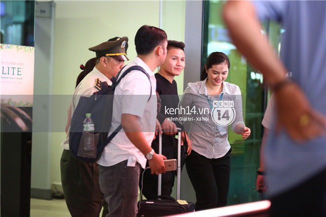 Fan đón U23 hạ cánh Sài Gòn cuồng nhiệt không khác gì sao Hàn! - Ảnh 2.