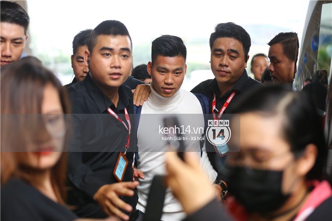 Fan đón U23 hạ cánh Sài Gòn cuồng nhiệt không khác gì sao Hàn! - Ảnh 12.