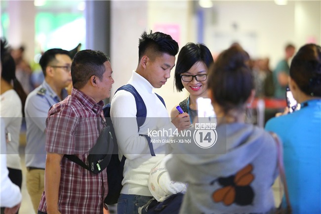 Fan đón U23 hạ cánh Sài Gòn cuồng nhiệt không khác gì sao Hàn! - Ảnh 13.