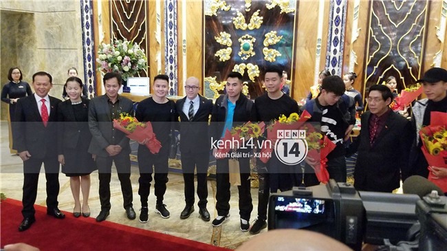 Fan đón U23 hạ cánh Sài Gòn cuồng nhiệt không khác gì sao Hàn! - Ảnh 16.