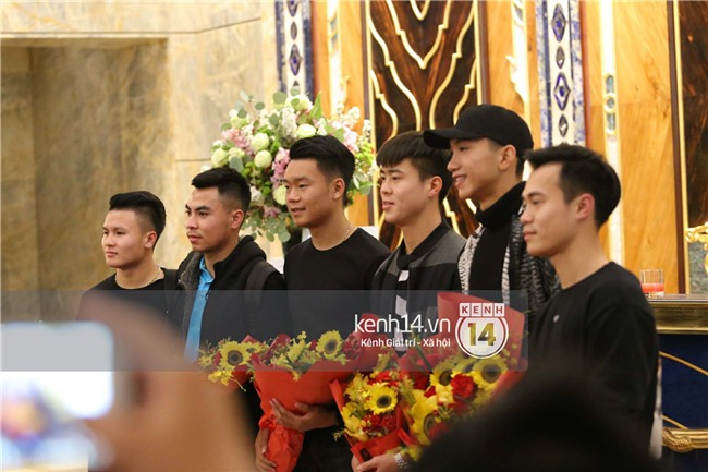 Fan đón U23 hạ cánh Sài Gòn cuồng nhiệt không khác gì sao Hàn! - Ảnh 17.