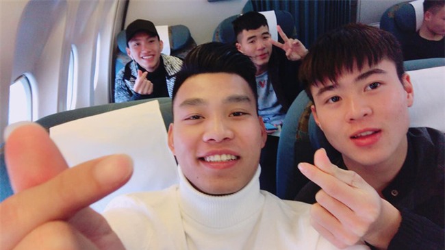 Fan đón U23 hạ cánh Sài Gòn cuồng nhiệt không khác gì sao Hàn! - Ảnh 18.