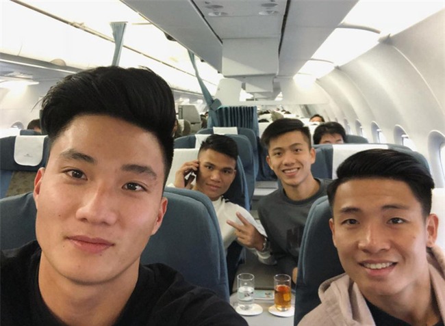 Fan đón U23 hạ cánh Sài Gòn cuồng nhiệt không khác gì sao Hàn! - Ảnh 18.