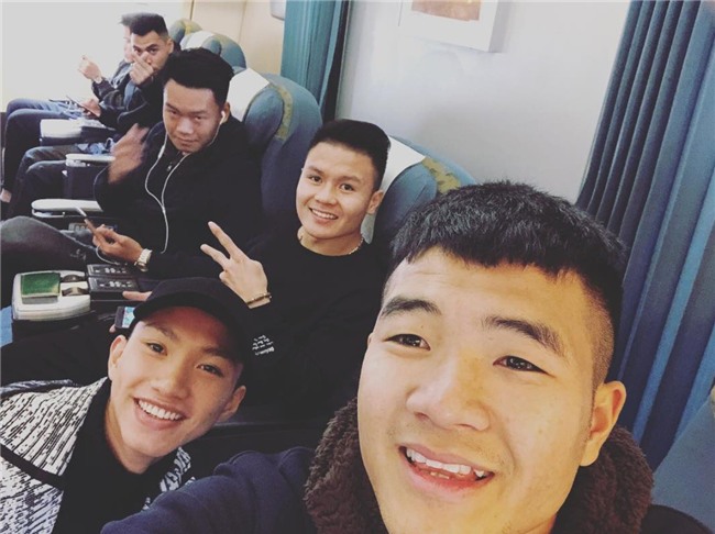 Fan đón U23 hạ cánh Sài Gòn cuồng nhiệt không khác gì sao Hàn! - Ảnh 19.