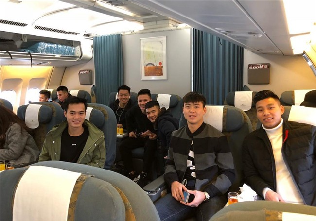 Fan đón U23 hạ cánh Sài Gòn cuồng nhiệt không khác gì sao Hàn! - Ảnh 20.