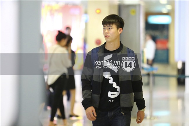 Fan đón U23 hạ cánh Sài Gòn cuồng nhiệt không khác gì sao Hàn! - Ảnh 6.