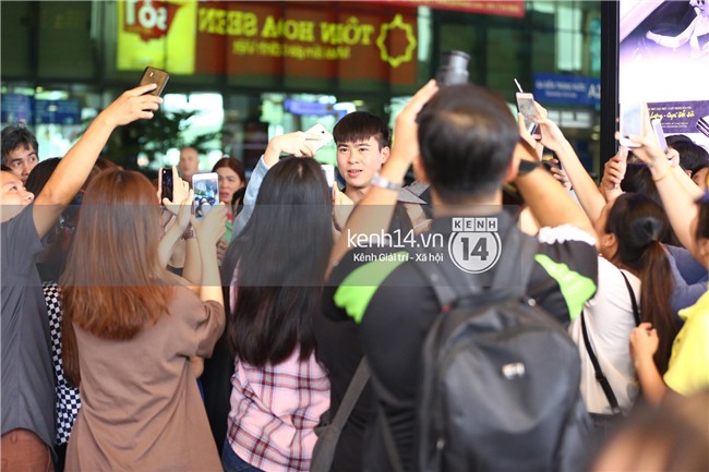 Fan đón U23 hạ cánh Sài Gòn cuồng nhiệt không khác gì sao Hàn! - Ảnh 7.