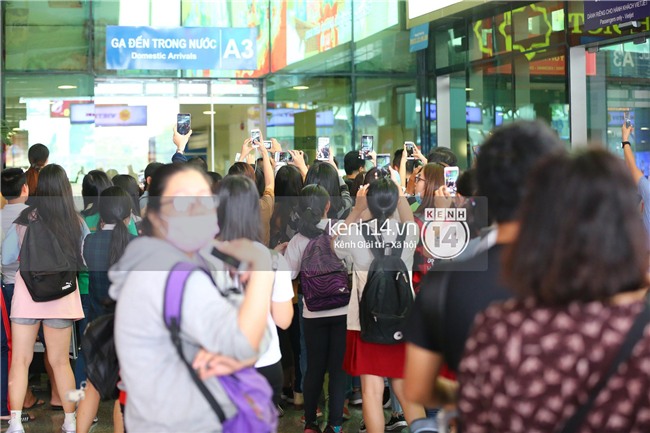 Fan đón U23 hạ cánh Sài Gòn cuồng nhiệt không khác gì sao Hàn! - Ảnh 8.