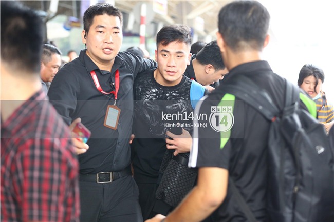 Fan đón U23 hạ cánh Sài Gòn cuồng nhiệt không khác gì sao Hàn! - Ảnh 10.