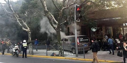 Trung Quốc: Xe tải lao lên vỉa hè, 18 người bị thương - Ảnh 2.