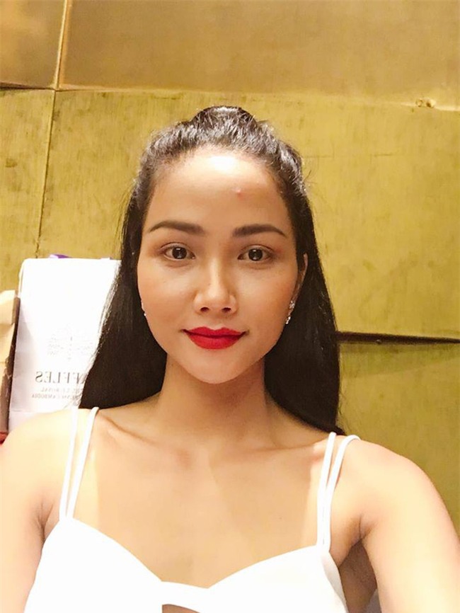 Hoa hậu HHen Niê ơi, cứ tóc ngắn thôi đừng để tóc dài và trang điểm đậm như này nhé! - Ảnh 10.