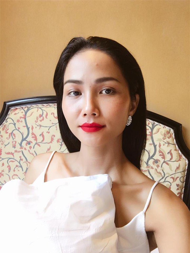 Hoa hậu HHen Niê ơi, cứ tóc ngắn thôi đừng để tóc dài và trang điểm đậm như này nhé! - Ảnh 11.