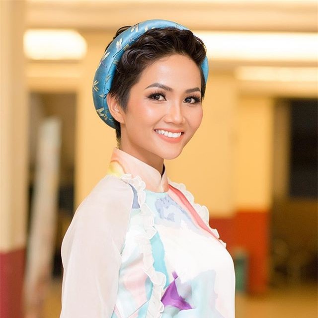 Hoa hậu HHen Niê ơi, cứ tóc ngắn thôi đừng để tóc dài và trang điểm đậm như này nhé! - Ảnh 2.