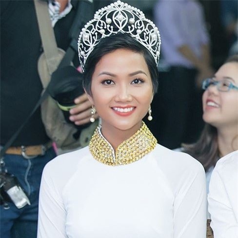 Hoa hậu HHen Niê ơi, cứ tóc ngắn thôi đừng để tóc dài và trang điểm đậm như này nhé! - Ảnh 3.