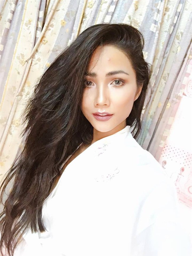 Hoa hậu HHen Niê ơi, cứ tóc ngắn thôi đừng để tóc dài và trang điểm đậm như này nhé! - Ảnh 9.