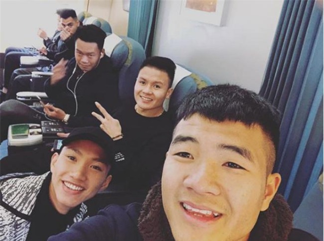 quang hai, van toan dua ban gai vao sai gon truoc buoi giao luu voi nguoi ham mo - 9