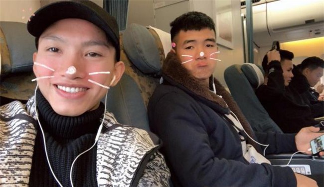 quang hai, van toan dua ban gai vao sai gon truoc buoi giao luu voi nguoi ham mo - 13