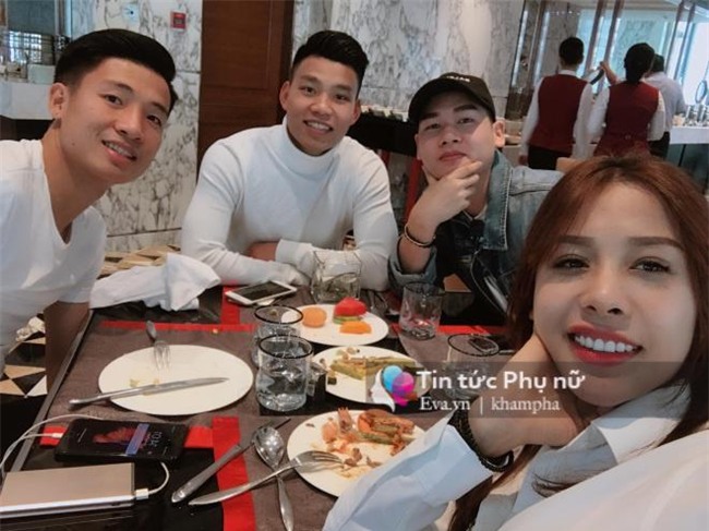 quang hai, van toan dua ban gai vao sai gon truoc buoi giao luu voi nguoi ham mo - 14