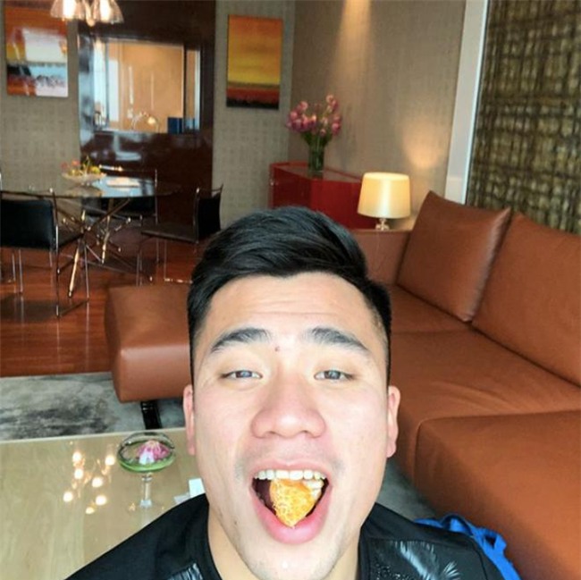 quang hai, van toan dua ban gai vao sai gon truoc buoi giao luu voi nguoi ham mo - 15