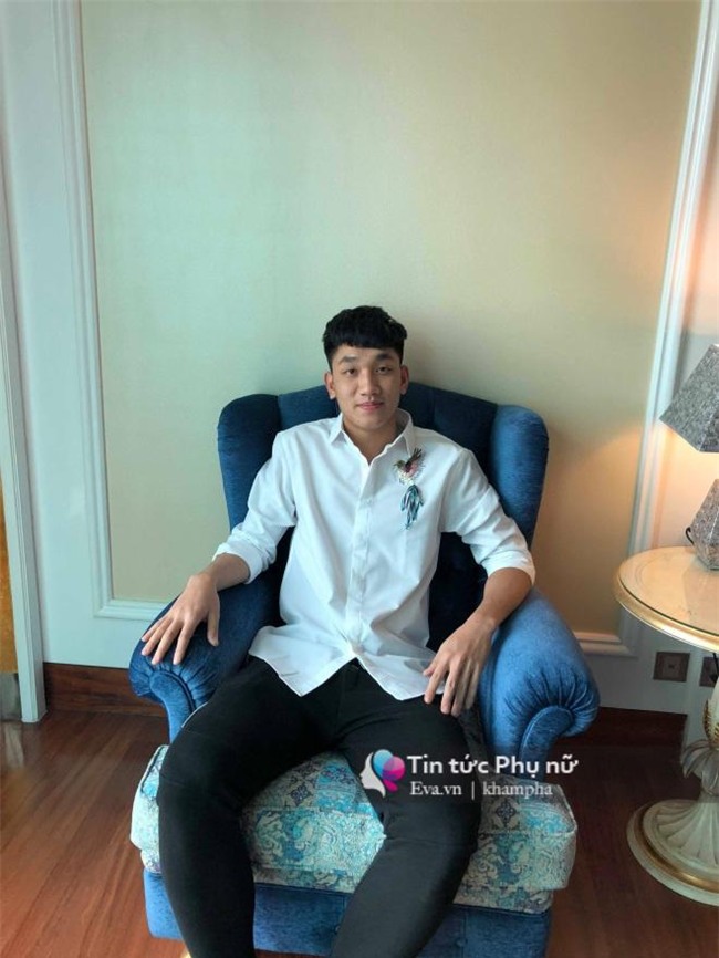 quang hai, van toan dua ban gai vao sai gon truoc buoi giao luu voi nguoi ham mo - 16