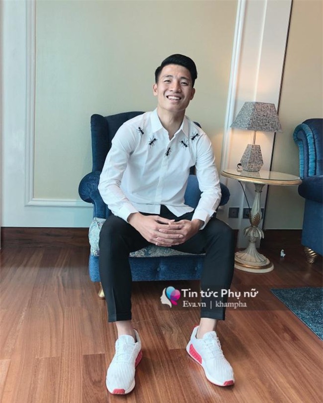 quang hai, van toan dua ban gai vao sai gon truoc buoi giao luu voi nguoi ham mo - 17