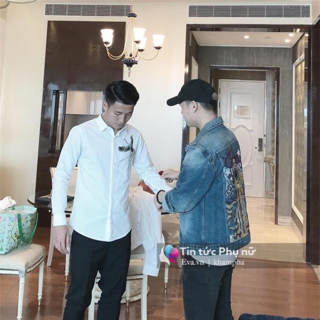 quang hai, van toan dua ban gai vao sai gon truoc buoi giao luu voi nguoi ham mo - 18