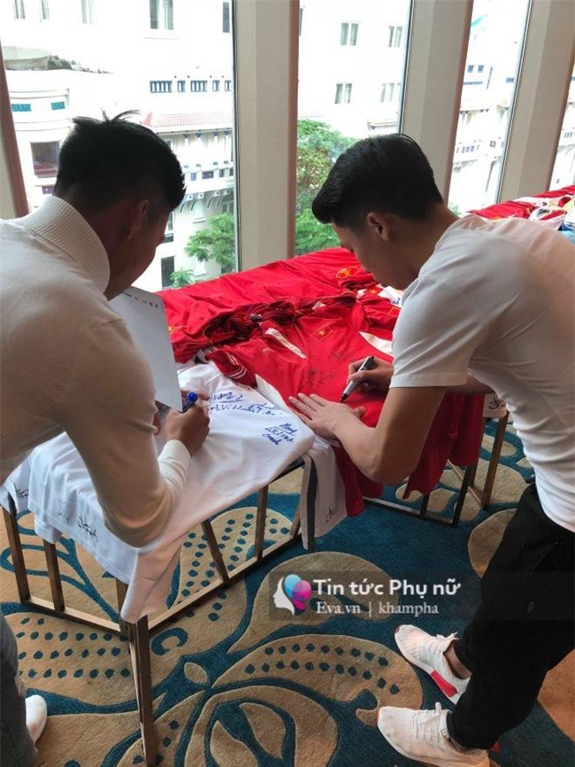 quang hai, van toan dua ban gai vao sai gon truoc buoi giao luu voi nguoi ham mo - 19