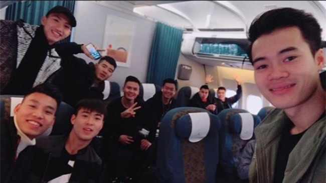 quang hai, van toan dua ban gai vao sai gon truoc buoi giao luu voi nguoi ham mo - 8