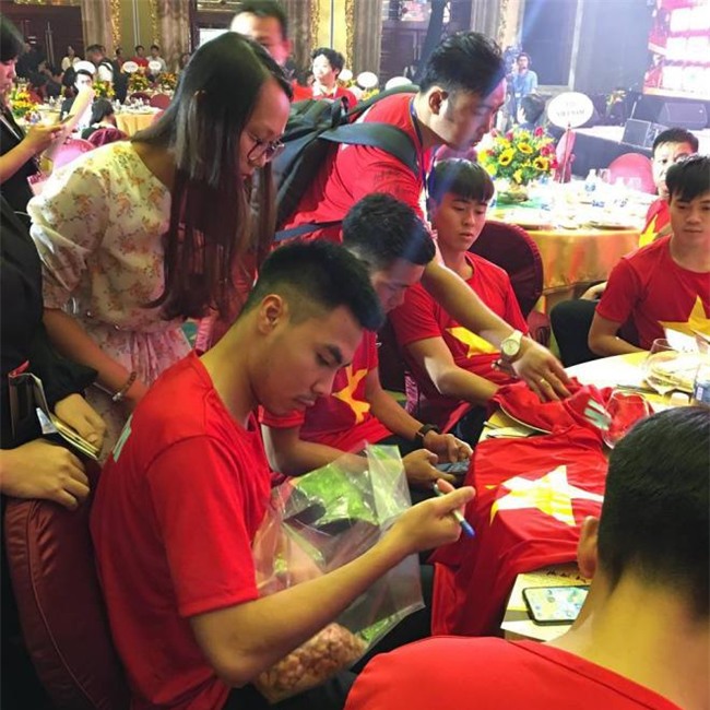 u23 viet nam dang yeu het nac khi gap fan sai gon, nhieu nghe si cung xuat hien - 4